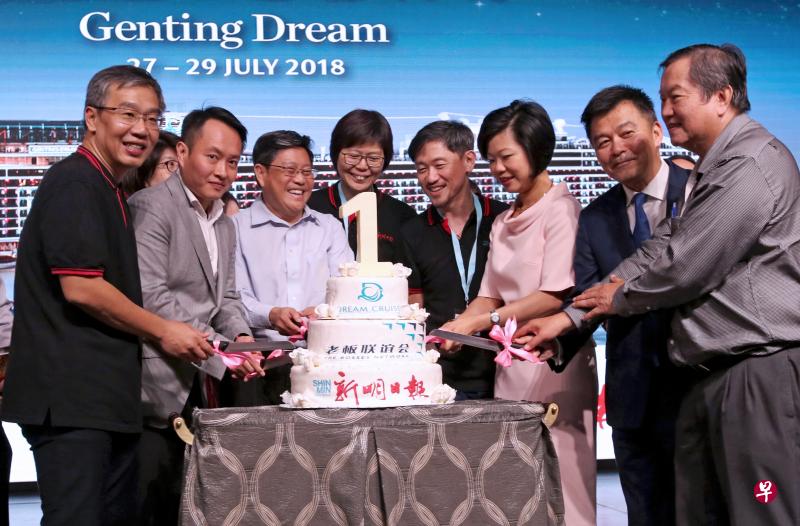 《新明日报》总编辑朱志伟(左起)、老板联谊会青年团创办人洪启强、职总助理总干事杨木光、华文媒体集团主管李慧玲、报业控股副执行长陈康威、通讯及新闻部兼文化、社区及青年部高级政务部长沈颖、云顶邮轮集团高级副总裁吴明发和老板联谊会创办人洪鼎良为今年的“游轮学习之旅”掀开序幕。(陈佩敏 摄) 《新明日报》总编辑朱志伟(左起)、老板联谊会青年团创办人洪启强、职总助理总干事杨木光、华文媒体集团主管李慧玲、报业控股副执行长陈康威、通讯及新闻部兼文化、社区及青年部高级政务部长沈颖、云顶邮轮集团高级副总裁吴明发和老板联谊会创办人洪鼎良为今年的“游轮学习之旅”掀开序幕。(陈佩敏 摄)