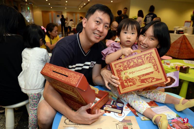 到兀兰区域图书馆参加工作坊的家长都获得亲子“资源宝箱”,能用它来与孩子进行亲子活动,从而鼓励小朋友接触文化与历史。(潘丰源摄) 到兀兰区域图书馆参加工作坊的家长都获得亲子“资源宝箱”,能用它来与孩子进行亲子活动,从而鼓励小朋友接触文化与历史。(潘丰源摄)