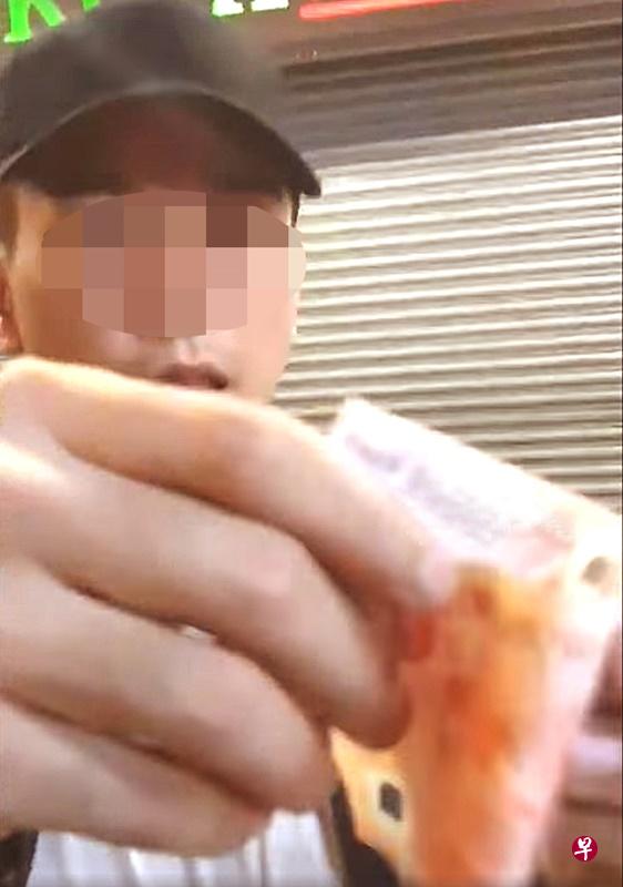 黑衣男子称忍无可忍才会向德士叔“砸”钱。(取自面簿) 黑衣男子称忍无可忍才会向德士叔“砸”钱。(取自面簿)