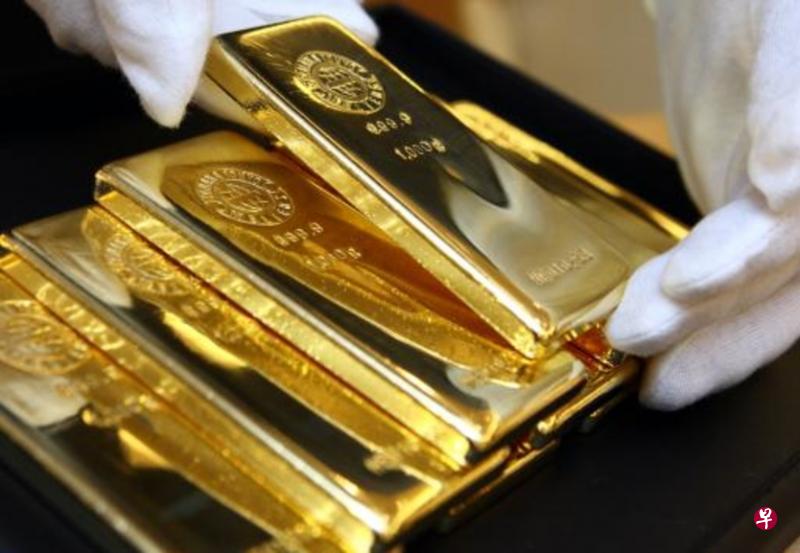 现货金和期金均已连续三周下跌,但有分析师认为金价仍守在关键支持水平之上,接下来金价可能获得一些提振。(彭博社) 现货金和期金均已连续三周下跌,但有分析师认为金价仍守在关键支持水平之上,接下来金价可能获得一些提振。(彭博社)