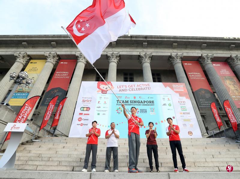 我国亚运会代表团团长李宏耀(中)从全国奥理会主席陈川仁(右一)手中接过国旗后,在台上挥舞。授旗仪式嘉宾傅海燕(右二)、青奥会代表团团长陶李(左一)与亚残运代表团团长阿里在一旁鼓掌。(饶进礼摄) 我国亚运会代表团团长李宏耀(中)从全国奥理会主席陈川仁(右一)手中接过国旗后,在台上挥舞。授旗仪式嘉宾傅海燕(右二)、青奥会代表团团长陶李(左一)与亚残运代表团团长阿里在一旁鼓掌。(饶进礼摄)