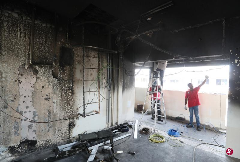 义顺环路第388座组屋12楼电梯间的杂物堆前晚发生火患,地板、天花板、楼梯口和走廊都被熏黑。(吴伟国摄) 义顺环路第388座组屋12楼电梯间的杂物堆前晚发生火患,地板、天花板、楼梯口和走廊都被熏黑。(吴伟国摄)