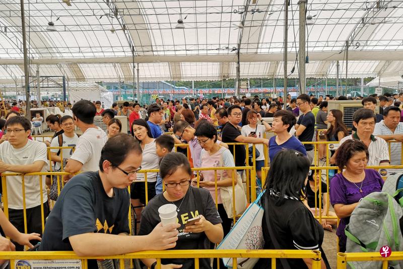 大批公众花5元买票,想领取两个榴梿,但供不应求空等四小时。(陈佩敏 摄) 大批公众花5元买票,想领取两个榴梿,但供不应求空等四小时。(陈佩敏 摄)