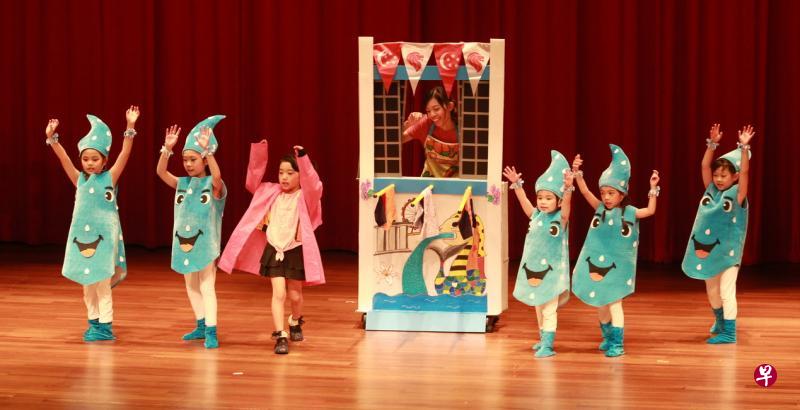 来自人民行动党社区基金先驱第665A座组屋Sparkletots的小朋友落力演出《雨中即景》,引来全场热烈掌声,夺得冠军。(唐家鸿摄) 来自人民行动党社区基金先驱第665A座组屋Sparkletots的小朋友落力演出《雨中即景》,引来全场热烈掌声,夺得冠军。(唐家鸿摄)