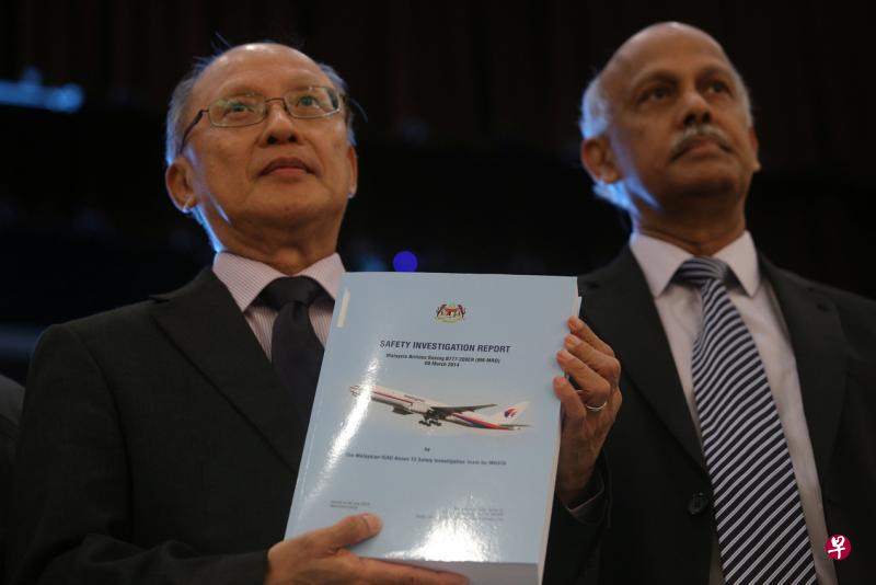 国际调查组负责人郭师传(左)在新闻发布会上公布马航MH370调查报告。这份822页报告将在网上公开。(路透社) 国际调查组负责人郭师传(左)在新闻发布会上公布马航MH370调查报告。这份822页报告将在网上公开。(路透社)