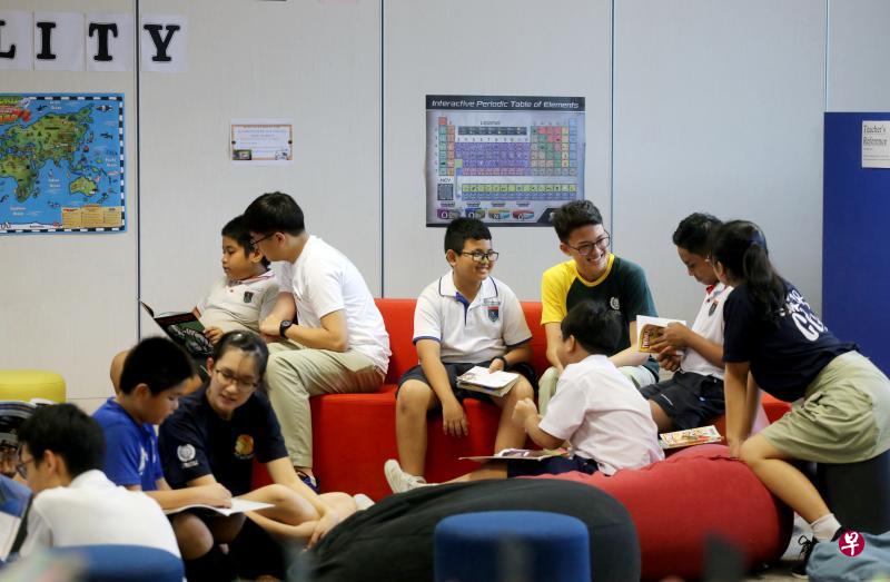 育青小学和淡马锡初级学院自2009年起合作办“伙伴阅读计划”,让初院生定期陪不爱阅读的小学生一起看书,以提升他们的阅读能力,培养阅读兴趣。(严宣融摄) 育青小学和淡马锡初级学院自2009年起合作办“伙伴阅读计划”,让初院生定期陪不爱阅读的小学生一起看书,以提升他们的阅读能力,培养阅读兴趣。(严宣融摄)