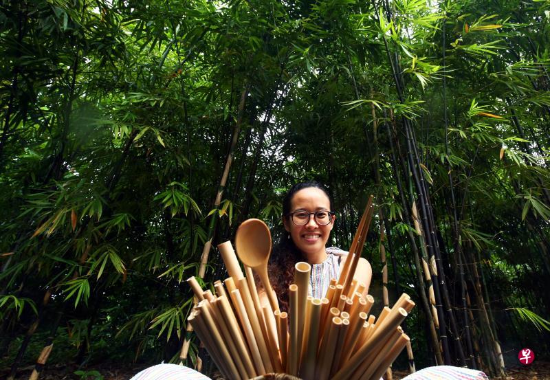 蓝美娥四年前创办Bamboo Straws Worldwide(“竹吸管国际”),她的竹吸管和其他环保产品通过网站从新加坡卖到世界各地。(萧紫薇摄) 蓝美娥四年前创办Bamboo Straws Worldwide(“竹吸管国际”),她的竹吸管和其他环保产品通过网站从新加坡卖到世界各地。(萧紫薇摄)