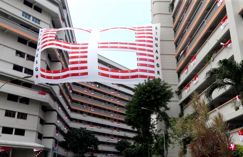 巨型造型国旗悬挂在顺福路第308和第309座组屋之间,呈现的“53”数字象征我国今年庆祝53岁生日。(邝启聪摄) 巨型造型国旗悬挂在顺福路第308和第309座组屋之间,呈现的“53”数字象征我国今年庆祝53岁生日。(邝启聪摄)