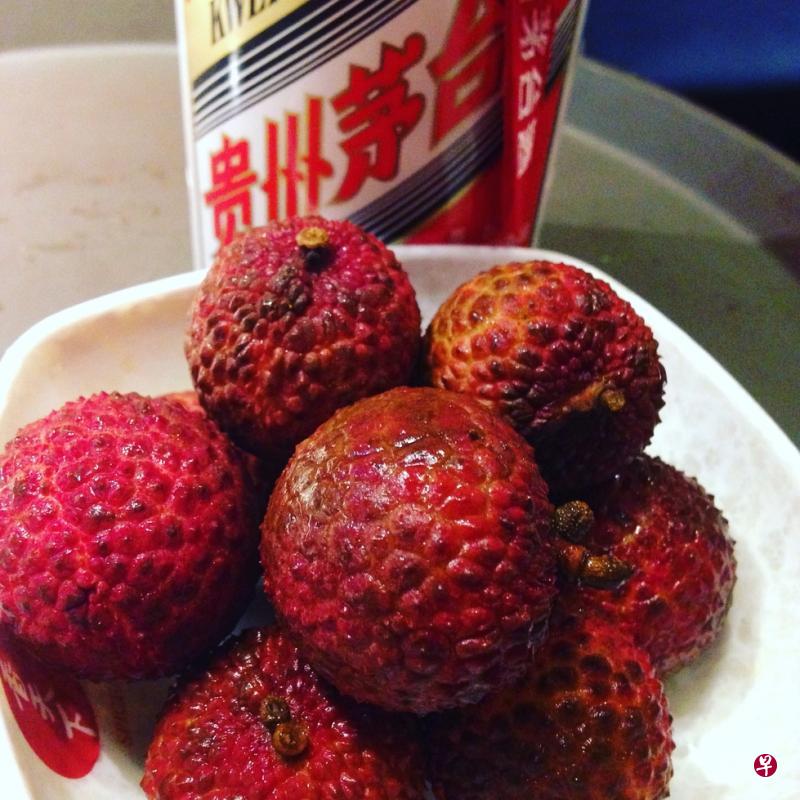 荔枝的鲜甜多汁,与贵州茅台酱香白酒激出火花。(黄向京摄) 荔枝的鲜甜多汁,与贵州茅台酱香白酒激出火花。(黄向京摄)