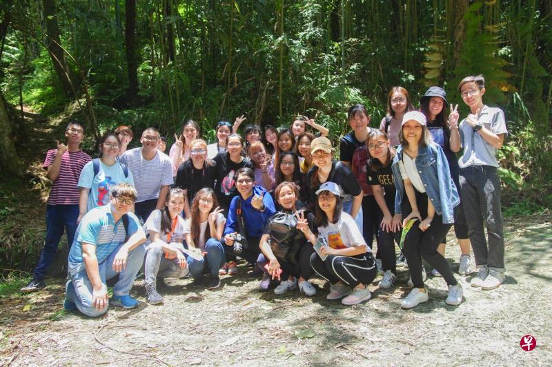 到访原住民嘎色闹部落,学生们体验了原住民的生活如爬山、射箭。(姚佳仪摄) 到访原住民嘎色闹部落,学生们体验了原住民的生活如爬山、射箭。(姚佳仪摄)