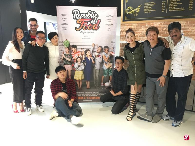 《食勿共和国》导演唐永健(左三)与演员记者会亮相,包括温淑安(左一)、杨雁雁(左四)、徐鸣杰(左五)与莫小玲(右三)。(李亦筠摄) 《食勿共和国》导演唐永健(左三)与演员记者会亮相,包括温淑安(左一)、杨雁雁(左四)、徐鸣杰(左五)与莫小玲(右三)。(李亦筠摄)