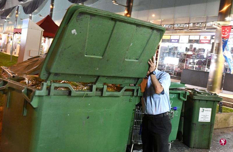 有公众翻垃圾桶找蔬果。(蔡振鸿 摄) 有公众翻垃圾桶找蔬果。(蔡振鸿 摄)