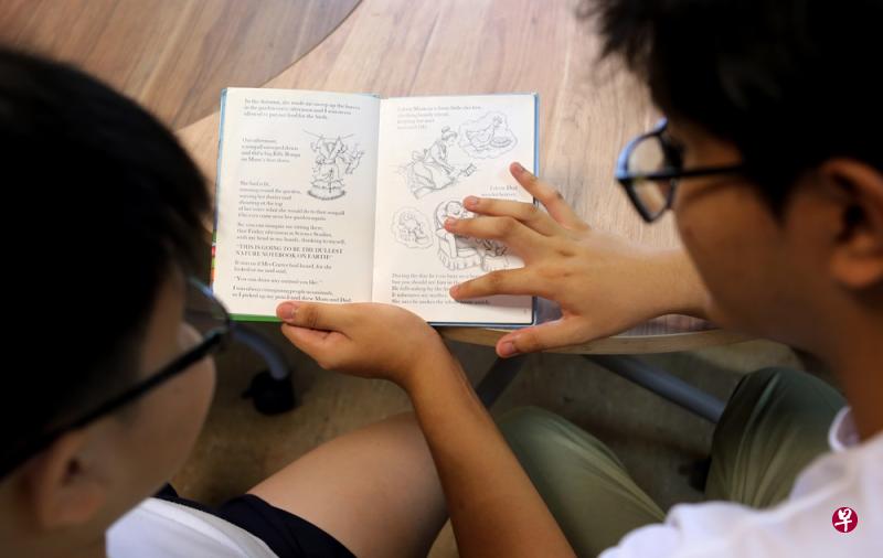 一项针对本地中学生的调查却显示,超过七成的青少年表示喜欢阅读,选择阅读纸质书的人数也高过手机等电子器材。(档案照) 一项针对本地中学生的调查却显示,超过七成的青少年表示喜欢阅读,选择阅读纸质书的人数也高过手机等电子器材。(档案照)