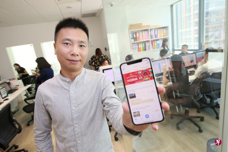 推出首款专为餐饮业者和兼职人员穿针引线的应用软件,宏业集团总裁付小伟希望为本地兼职人员提供更透明的求职平台。(何家俊摄) 推出首款专为餐饮业者和兼职人员穿针引线的应用软件,宏业集团总裁付小伟希望为本地兼职人员提供更透明的求职平台。(何家俊摄)