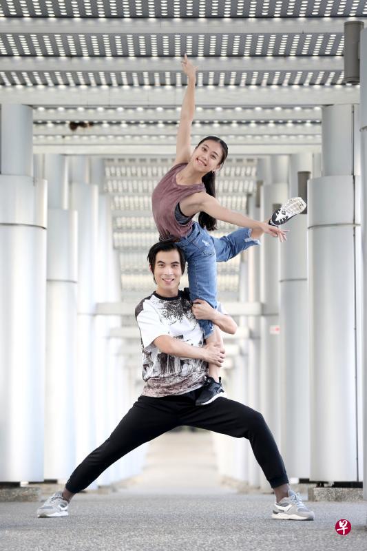 郑龙和李瑞敏要发展有华族舞元素的新派舞蹈创作。 郑龙和李瑞敏要发展有华族舞元素的新派舞蹈创作。