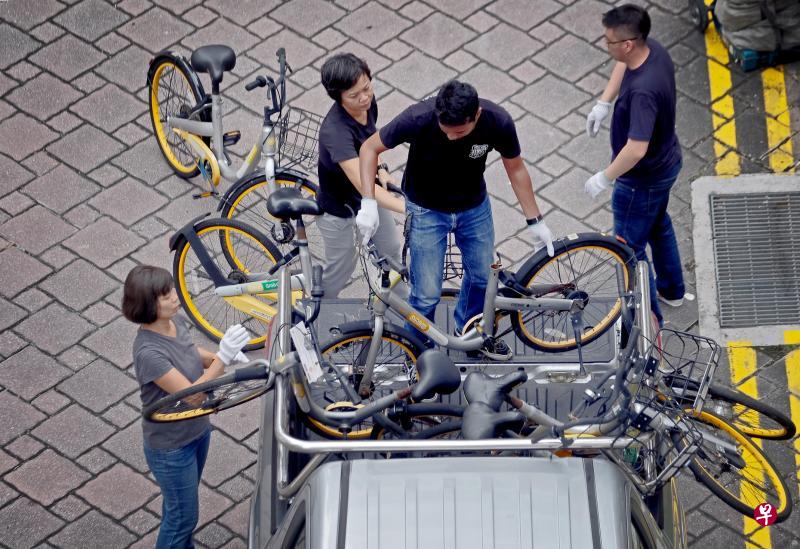 已在本地结束营业的共享脚踏车业者oBike至今已从公共场所移除约八成的旗下脚踏车。图为前天在直落布兰雅组屋区移除oBike脚踏车的情况。(曾坤顺摄) 已在本地结束营业的共享脚踏车业者oBike至今已从公共场所移除约八成的旗下脚踏车。图为前天在直落布兰雅组屋区移除oBike脚踏车的情况。(曾坤顺摄)