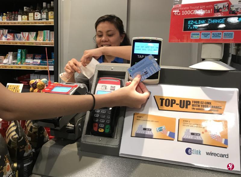 公众到雀喜便利店消费时,可选择把店员找还的零钱,直接用来为易通卡添值。(李静仪摄) 公众到雀喜便利店消费时,可选择把店员找还的零钱,直接用来为易通卡添值。(李静仪摄)