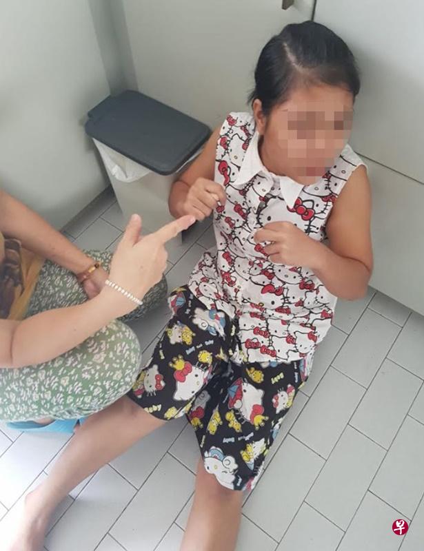 王先生指女佣比了中指后,忽然跌坐地上,申诉拳头打不开。(受访者提供) 王先生指女佣比了中指后,忽然跌坐地上,申诉拳头打不开。(受访者提供)