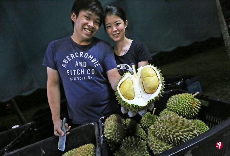 夏睿明(左)与魏芷昕为欢庆结婚两周年与回馈顾客而送榴梿。 夏睿明(左)与魏芷昕为欢庆结婚两周年与回馈顾客而送榴梿。