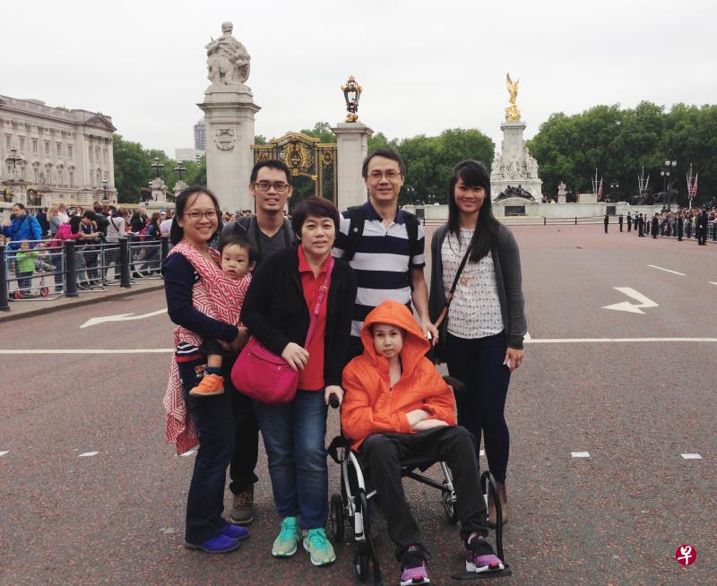 陈美莲(左三)一家人过去曾带着傅伟茜(穿橙色外套)出国游玩。(受访者提供) 陈美莲(左三)一家人过去曾带着傅伟茜(穿橙色外套)出国游玩。(受访者提供)