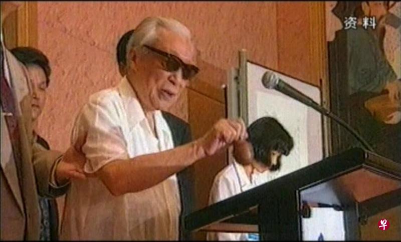 1993年6月20日,艺术大师谢稚柳为朵云轩拍卖会敲下“第一槌”。(商家提供) 1993年6月20日,艺术大师谢稚柳为朵云轩拍卖会敲下“第一槌”。(商家提供)