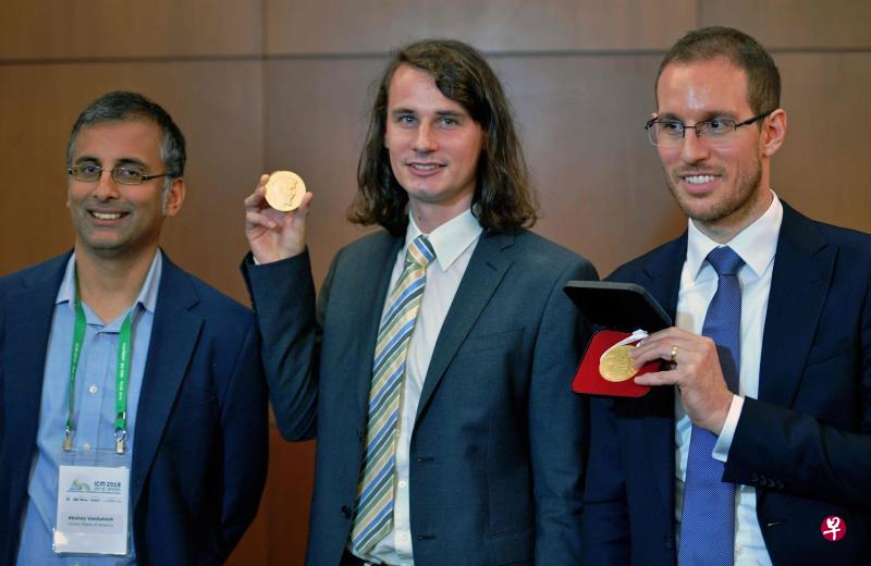 文卡特什(左起)、朔尔策及菲加利分别获得一枚奖牌及1万5000加拿大元奖金。(法新社) 文卡特什(左起)、朔尔策及菲加利分别获得一枚奖牌及1万5000加拿大元奖金。(法新社)