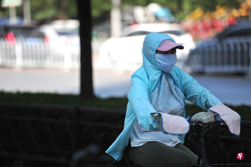 7月中旬以来,高温天气席卷中国大部分地区。截至昨天,中国中央气象台已连续20天发布高温黄色预警,各地气温均在35摄氏度以上,局部地区达40摄氏度。就是原本较凉快的东北省份,近日也热到冷气机销售急增16倍,其中辽宁沈阳的冷气机销售量更增34倍,有数以万计的冷气机等待安装,以致零售商得从其他省份调动数百名技工坐飞机到东北支援。沈阳最高气温昨天达37摄氏度,图为一名骑车的市民包裹密实遮阳防晒。(中新社) 7月中旬以来,高温天气席卷中国大部分地区。截至昨天,中国中央气象台已连续20天发布高温黄色预警,各地气温均在35摄氏度以上,局部地区达40摄氏度。就是原本较凉快的东北省份,近日也热到冷气机销售急增16倍,其中辽宁沈阳的冷气机销售量更增34倍,有数以万计的冷气机等待安装,以致零售商得从其他省份调动数百名技工坐飞机到东北支援。沈阳最高气温昨天达37摄氏度,图为一名骑车的市民包裹密实遮阳防晒。(中新社)