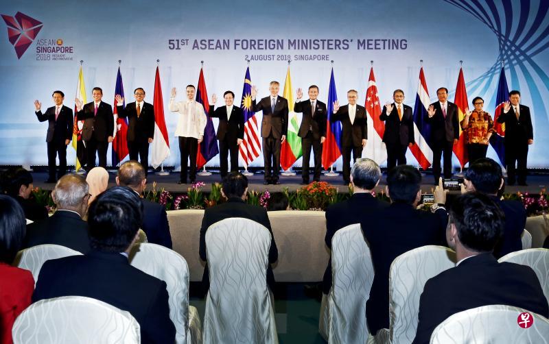 李显龙总理(左六)昨天率出席亚细安外交部长会议的各国代表拍亚细安全家福。左起为老挝外长沙伦赛·贡马西、马来西亚外长赛富丁、缅甸国务资政府部部长觉丁瑞、菲律宾外长卡耶塔诺、越南副总理兼外长范平明、我国外长维文医生、泰国外长帕马威奈、文莱外交与贸易部第二部长艾瑞万、柬埔寨外交与国际合作部长布拉索昆、印尼外长雷特诺、亚细安秘书长林玉辉。(陈渊庄摄) 李显龙总理(左六)昨天率出席亚细安外交部长会议的各国代表拍亚细安全家福。左起为老挝外长沙伦赛·贡马西、马来西亚外长赛富丁、缅甸国务资政府部部长觉丁瑞、菲律宾外长卡耶塔诺、越南副总理兼外长范平明、我国外长维文医生、泰国外长帕马威奈、文莱外交与贸易部第二部长艾瑞万、柬埔寨外交与国际合作部长布拉索昆、印尼外长雷特诺、亚细安秘书长林玉辉。(陈渊庄摄)