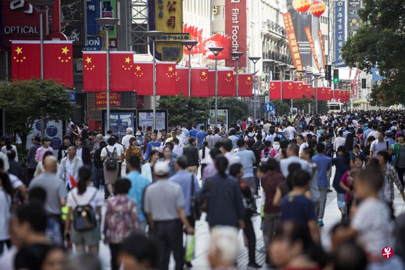 人来人往的上海街头。(彭博社) 人来人往的上海街头。(彭博社)