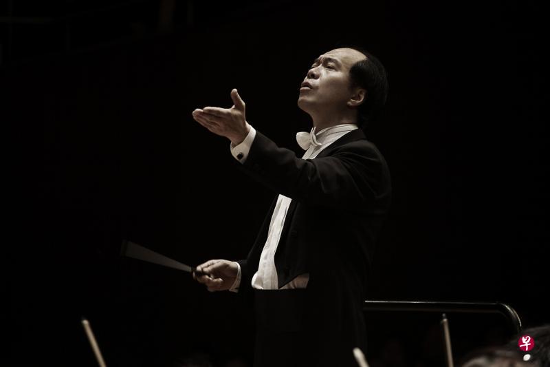 中国指挥家张国勇享受音乐人生。(新加坡华乐团提供照片) 中国指挥家张国勇享受音乐人生。(新加坡华乐团提供照片)