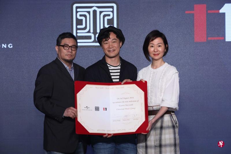 陈奕迅(中)在经理人甘菁菁(右)的陪同下与环球唱片续约。左为环球唱片大中华区总裁兼执行长张松辉。(环球唱片提供) 陈奕迅(中)在经理人甘菁菁(右)的陪同下与环球唱片续约。左为环球唱片大中华区总裁兼执行长张松辉。(环球唱片提供)