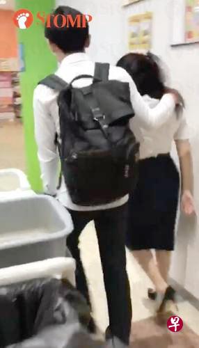 被指胡搞的情侣快速离开房间。(STOMP) 被指胡搞的情侣快速离开房间。(STOMP)