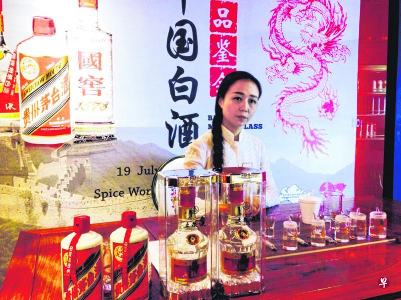 加入泸州老窖10年的高级品鉴师许欢说，工作最难的是调配开发白酒新口味。（黄向京摄）
