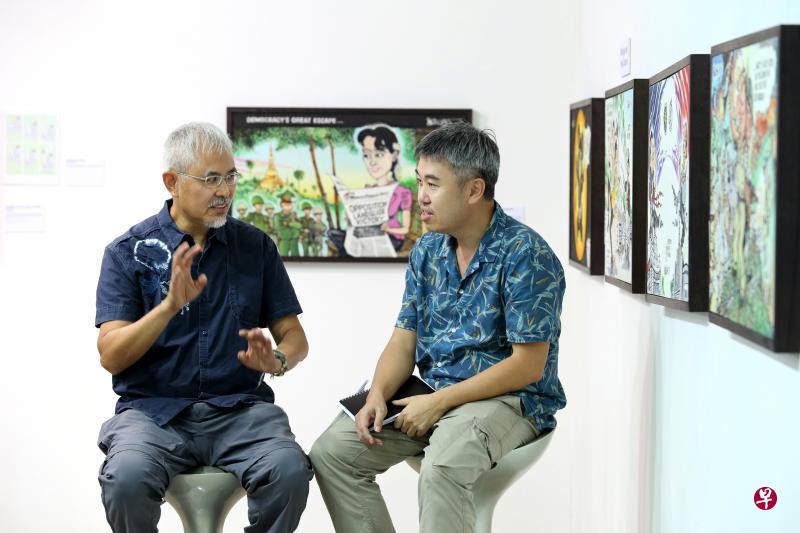 尊子(左)与林增如回顾新港两地政治漫画创作空间的变化,两人背后是本地已故政治漫画家蔡兴顺(Morgan Chua)的作品。(龙国雄摄) 尊子(左)与林增如回顾新港两地政治漫画创作空间的变化,两人背后是本地已故政治漫画家蔡兴顺(Morgan Chua)的作品。(龙国雄摄)