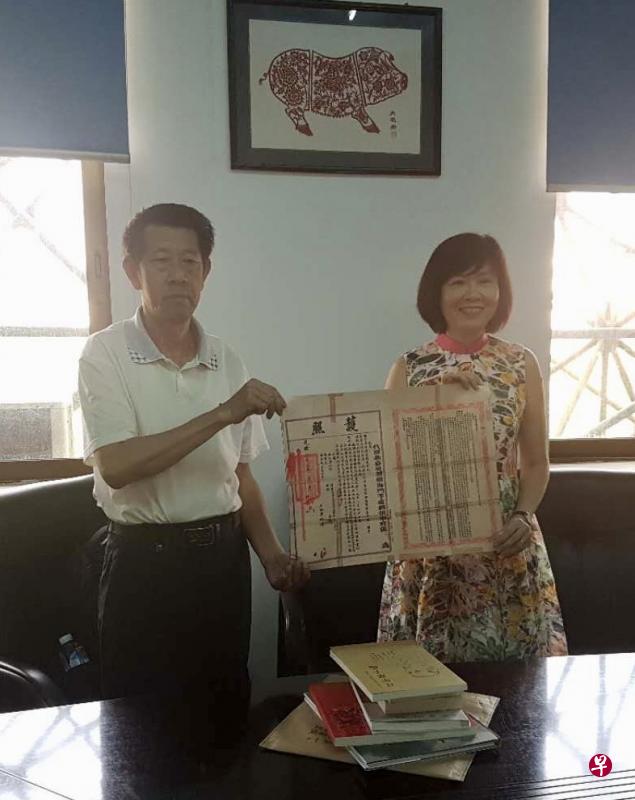 《漳州华侨通史》主编郑来发(左)赠清朝护照给新加坡国家图书馆伍慧贤馆长。( 柯木林摄) 《漳州华侨通史》主编郑来发(左)赠清朝护照给新加坡国家图书馆伍慧贤馆长。( 柯木林摄)