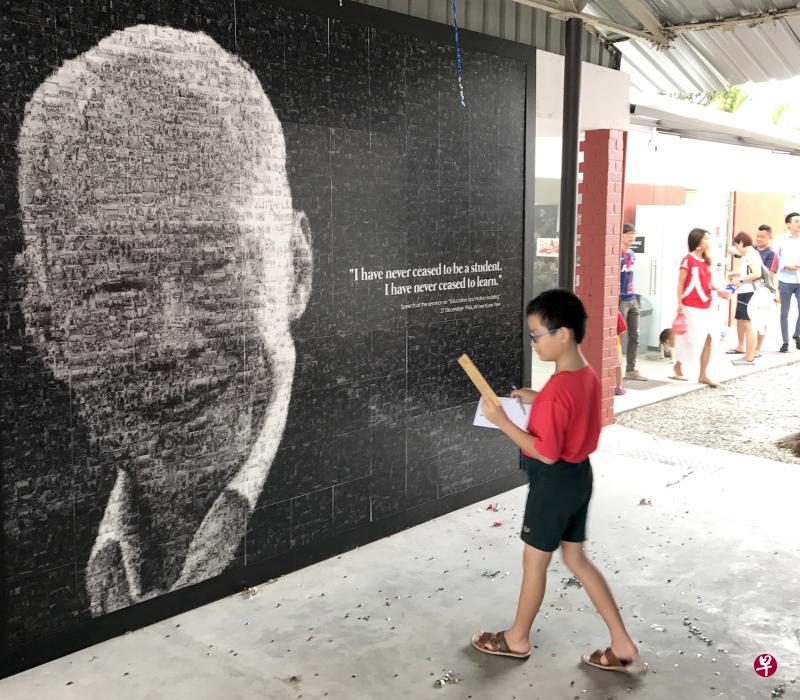 这幅新加坡最大的已故建国总理李光耀肖像,刷新了新加坡纪录大全纪录。这幅画之后将永久摆放在李光耀的母校德乐小学原校址内。(龙国雄摄) 这幅新加坡最大的已故建国总理李光耀肖像,刷新了新加坡纪录大全纪录。这幅画之后将永久摆放在李光耀的母校德乐小学原校址内。(龙国雄摄)