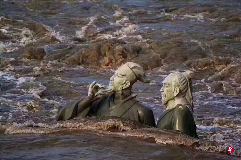 四川宜宾的宋朝诗人苏轼、黄庭坚雕像因被洪水淹没而走红。(互联网) 四川宜宾的宋朝诗人苏轼、黄庭坚雕像因被洪水淹没而走红。(互联网)