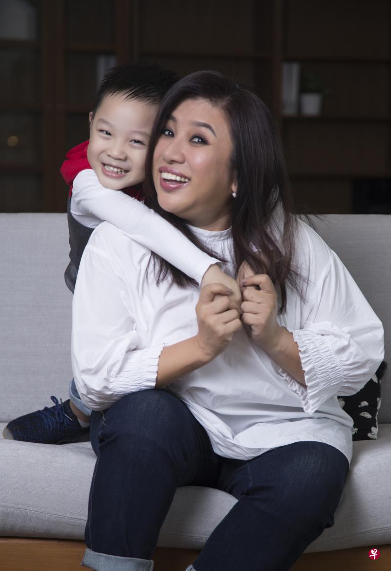 刘玲玲以往对儿子祥祥非常保护,绝少让他在人前曝光,但今年开始先后参与慈善演出、电视亲子节目,希望让他过“平常人”的生活。(优1周) 刘玲玲以往对儿子祥祥非常保护,绝少让他在人前曝光,但今年开始先后参与慈善演出、电视亲子节目,希望让他过“平常人”的生活。(优1周)