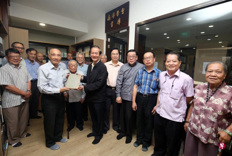 南洋学会会长陈荣照(前排左一)将藏书移交居士林林长陈立发。(邬福梁摄) 南洋学会会长陈荣照(前排左一)将藏书移交居士林林长陈立发。(邬福梁摄)