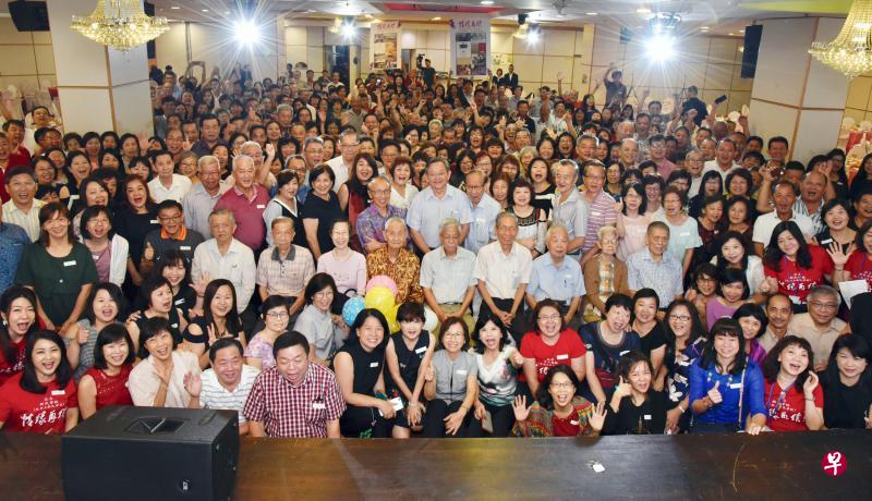 巴西立的公立新民学校停办近33年后,该校师生“情缘再续”,昨天中午举行盛大聚餐会。第三排中间持气球者,就是掌管校务32年的老校长林子平。(伍书永摄) 巴西立的公立新民学校停办近33年后,该校师生“情缘再续”,昨天中午举行盛大聚餐会。第三排中间持气球者,就是掌管校务32年的老校长林子平。(伍书永摄)