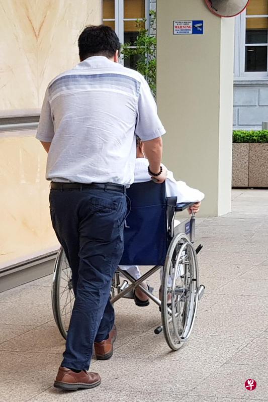 老汉今早穿医院病服,坐在轮椅上被家人推上庭。 老汉今早穿医院病服,坐在轮椅上被家人推上庭。