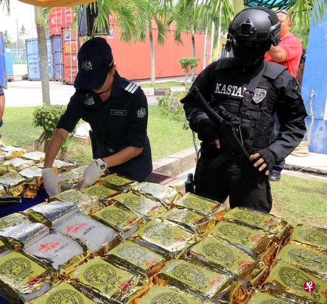 约10名蒙面匪徒致伤保安员后,关税局立即加强保安措施。(星洲日报) 约10名蒙面匪徒致伤保安员后,关税局立即加强保安措施。(星洲日报)