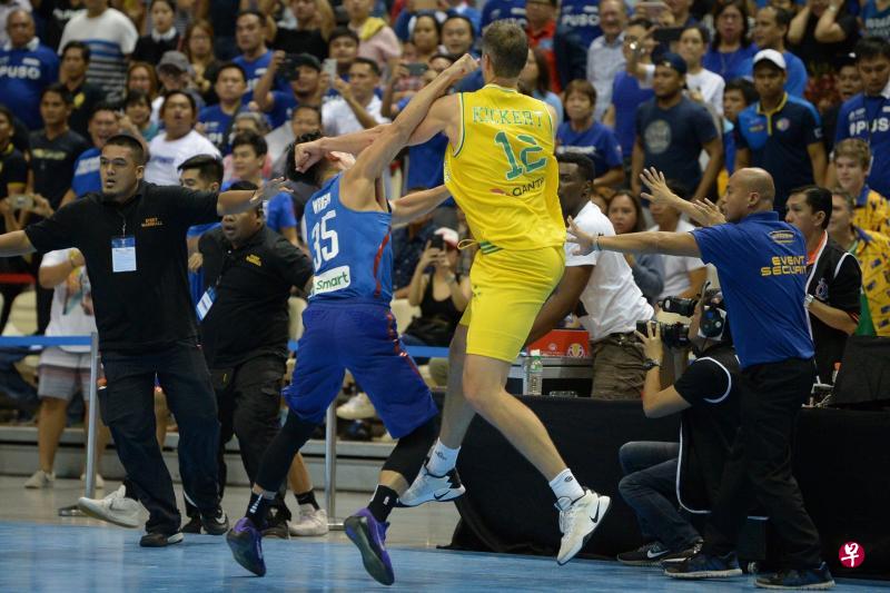 菲律宾男篮球员赖特(35号球员)和澳洲的吉克尔特在场上殴斗,最终造成两队发生大规模群殴。国际篮总过后判10名菲律宾球员禁赛。(法新社) 菲律宾男篮球员赖特(35号球员)和澳洲的吉克尔特在场上殴斗,最终造成两队发生大规模群殴。国际篮总过后判10名菲律宾球员禁赛。(法新社)