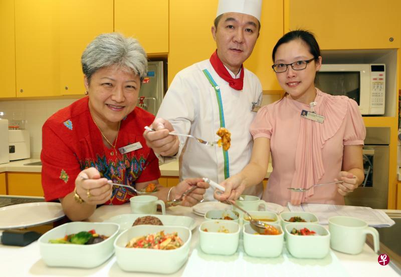 邱德拔医院的高级资深营养师黄慧嫥(左起)、总厨潘鸿楠及餐饮部资深食品服务助理沈静美一起试菜。(唐家鸿摄) 邱德拔医院的高级资深营养师黄慧嫥(左起)、总厨潘鸿楠及餐饮部资深食品服务助理沈静美一起试菜。(唐家鸿摄)