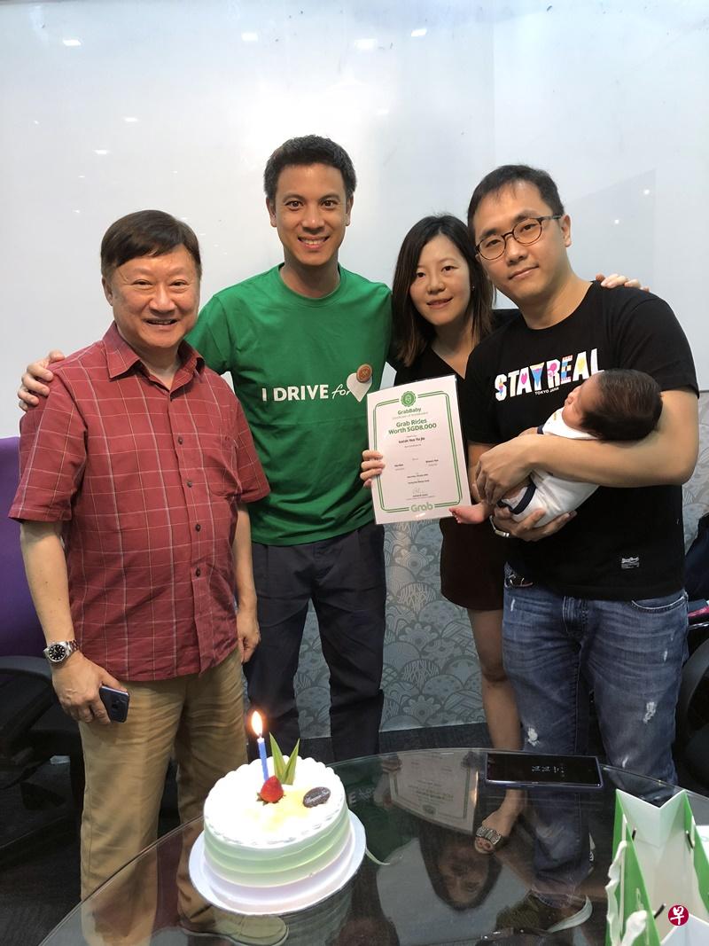 杨时兴(右一)一家昨天在Grab的安排下,与杨姓私召车司机(左一)见面,一同庆祝宝宝满月。(Grab提供) 杨时兴(右一)一家昨天在Grab的安排下,与杨姓私召车司机(左一)见面,一同庆祝宝宝满月。(Grab提供)