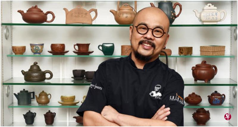 蔡华春把多年收藏的紫砂艺术品摆在餐馆内供客人欣赏。(档案照) 蔡华春把多年收藏的紫砂艺术品摆在餐馆内供客人欣赏。(档案照)