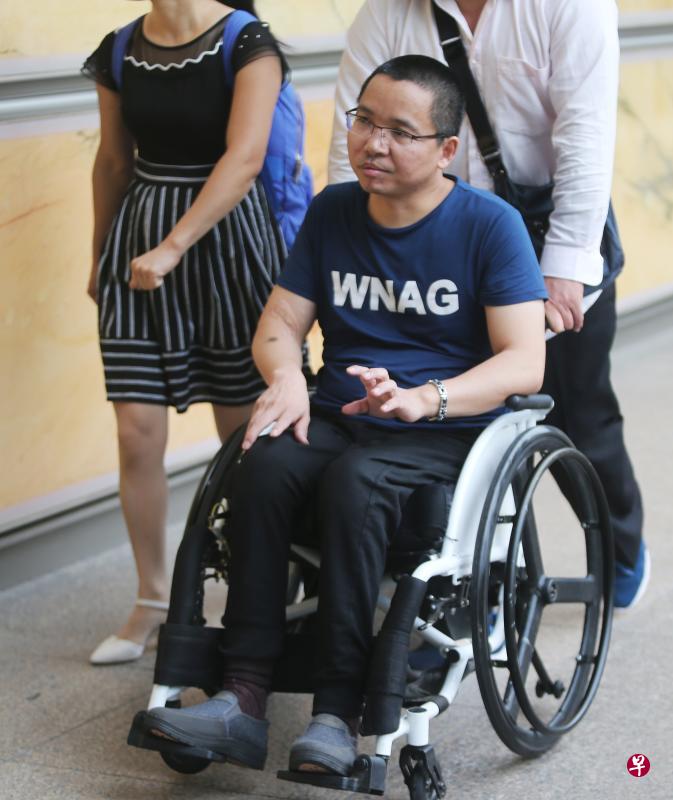 起诉人袁永健今早坐着轮椅,在妻子和亲友的陪同下出庭。(林国明摄) 起诉人袁永健今早坐着轮椅,在妻子和亲友的陪同下出庭。(林国明摄)