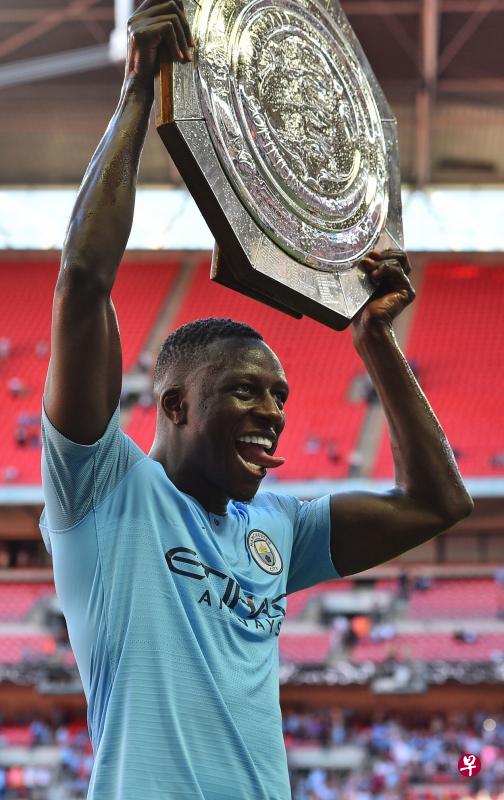 门迪刚协助曼市夺得英格兰社区盾赛冠军。 门迪刚协助曼市夺得英格兰社区盾赛冠军。