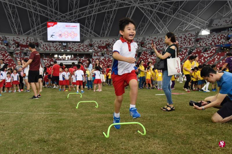 “动起来!新加坡”准备了各种运动游戏,让孩子们一起运动玩乐,并庆祝国庆日。(伍书永摄) “动起来!新加坡”准备了各种运动游戏,让孩子们一起运动玩乐,并庆祝国庆日。(伍书永摄)