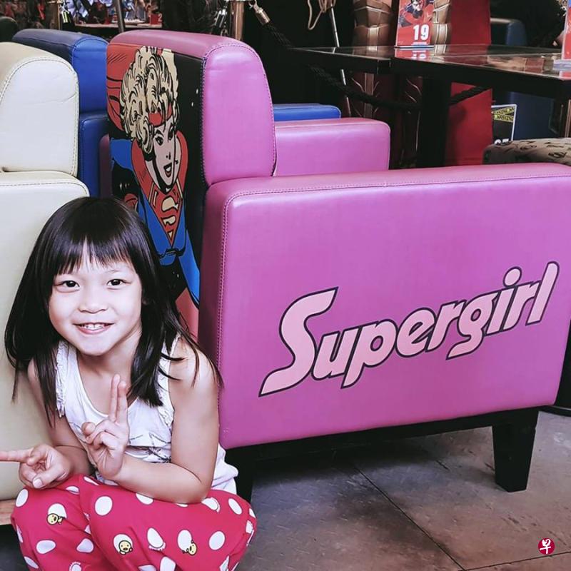 母亲在面簿上写道:“紫菡公主是SuperGirl! 她会加油的,我们全家人也会加油的!”(取自面簿) 母亲在面簿上写道:“紫菡公主是SuperGirl! 她会加油的,我们全家人也会加油的!”(取自面簿)